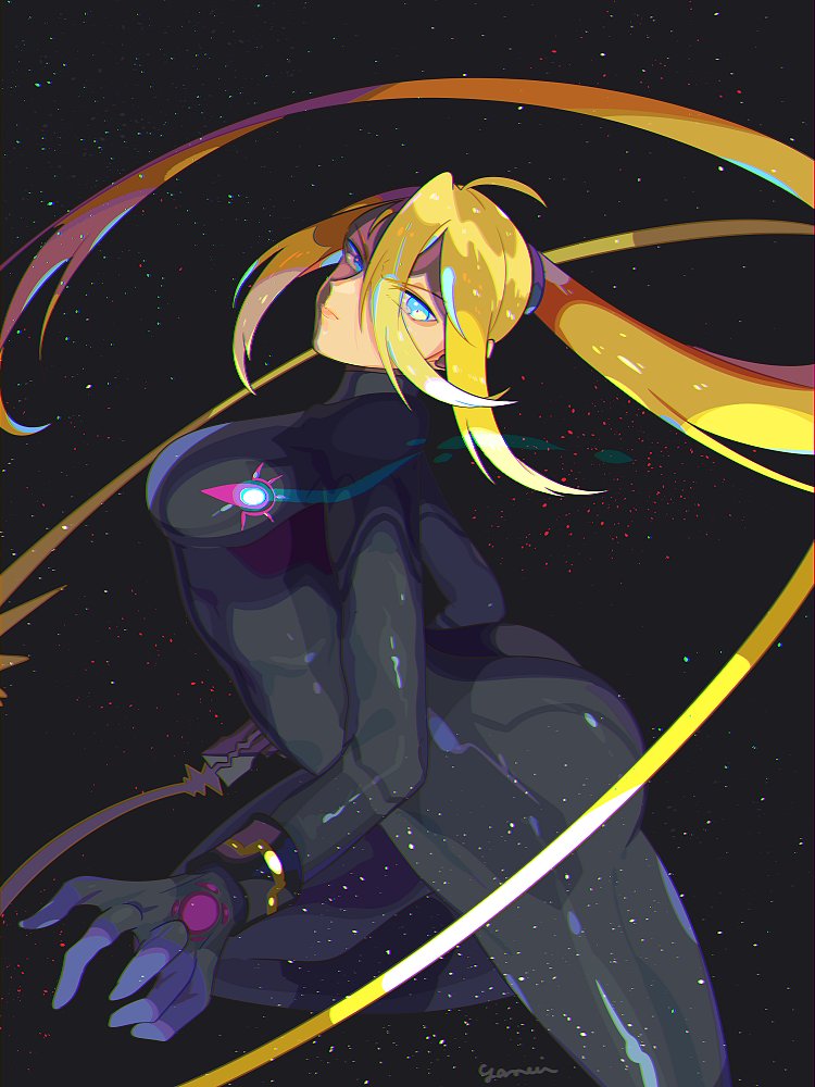 1girl ass bangs blonde_hair blue_eyes bodysuit breasts gun large_breasts long_hair looking_at_viewer medium_breasts metroid mole mole_under_mouth nintendo ponytail samus_aran simple_background skin_tight solo weapon yasaikakiage zero_suit