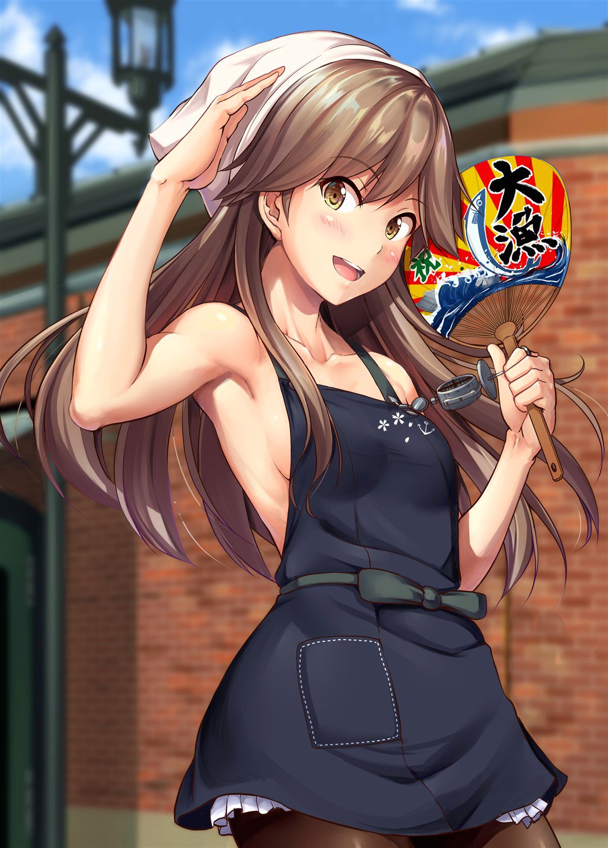 1girl anchor_symbol apron arashio_(kantai_collection) armpits bangs blue_sky blurry blurry_background blush breasts brown_eyes brown_hair brown_legwear collarbone cowboy_shot crime_prevention_buzzer day dress eyebrows_visible_through_hair fan frilled_dress frills highres holding holding_fan ichikawa_feesu kantai_collection lamppost long_hair looking_at_viewer open_mouth outdoors pantyhose paper_fan pinafore_dress remodel_(kantai_collection) salute searchlight sideboob sidelocks skirt sky small_breasts smile solo uchiwa upper_teeth