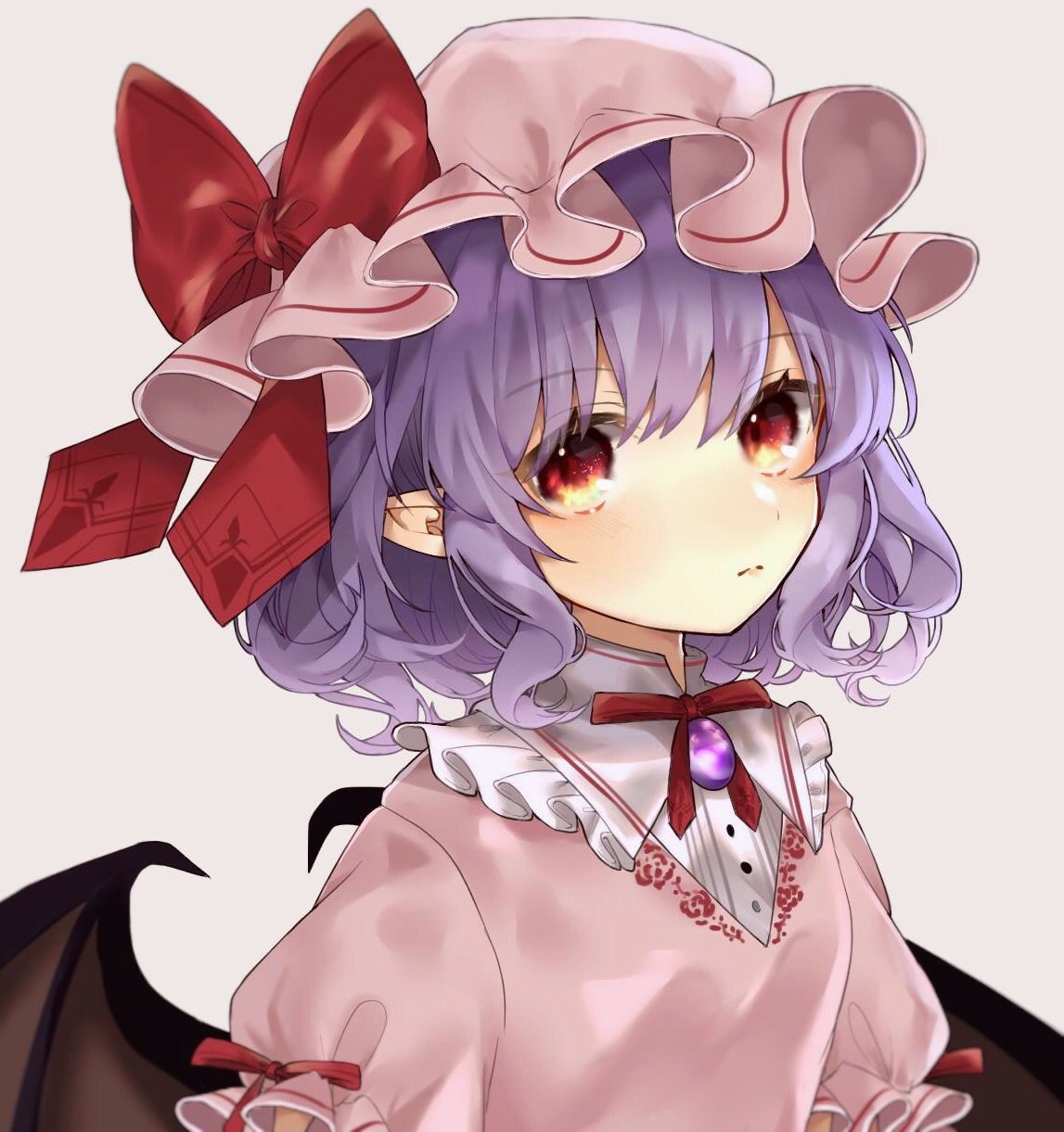 1girl arm_ribbon bangs bat_wings blush bow breasts brooch commentary_request dress eyebrows_visible_through_hair frills grey_background hair_between_eyes hat hat_bow highres jewelry lavender_hair neck_ribbon pink_dress pink_hat pointy_ears puffy_short_sleeves puffy_sleeves red_bow red_eyes red_neckwear red_ribbon remilia_scarlet ribbon short_hair short_sleeves simple_background small_breasts solo touhou upper_body wings yedan