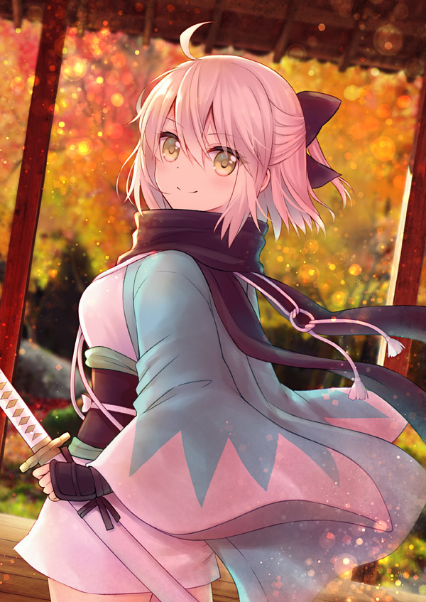 1girl ahoge arm_guards autumn autumn_leaves bangs black_bow black_scarf blurry blurry_background bow brown_eyes closed_mouth commentary_request cowboy_shot depth_of_field eyebrows_visible_through_hair fate/grand_order fate_(series) hair_between_eyes hair_bow haori holding holding_sheath japanese_clothes katana kimono koha-ace looking_at_viewer looking_to_the_side okita_souji_(fate) okita_souji_(fate)_(all) sato_ame scarf sheath sheathed short_kimono silver_hair smile solo standing sword tree weapon white_kimono