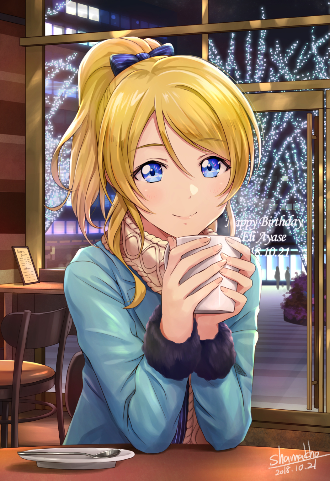 1girl 2018 artist_name ayase_eli beige_scarf blonde_hair blue_bow blue_eyes blue_shirt blush bow cafe chair character_name christmas_lights closed_mouth commentary_request cup dated elbows_on_table eyebrows_visible_through_hair fur-trimmed_sleeves fur_trim hair_between_eyes hair_bow happy happy_birthday highres holding holding_cup indoors long_sleeves looking_at_viewer love_live! love_live!_school_idol_project menu mug night plate ponytail scarf shamakho shirt sidelocks smile solo spoon striped striped_bow window winter_clothes