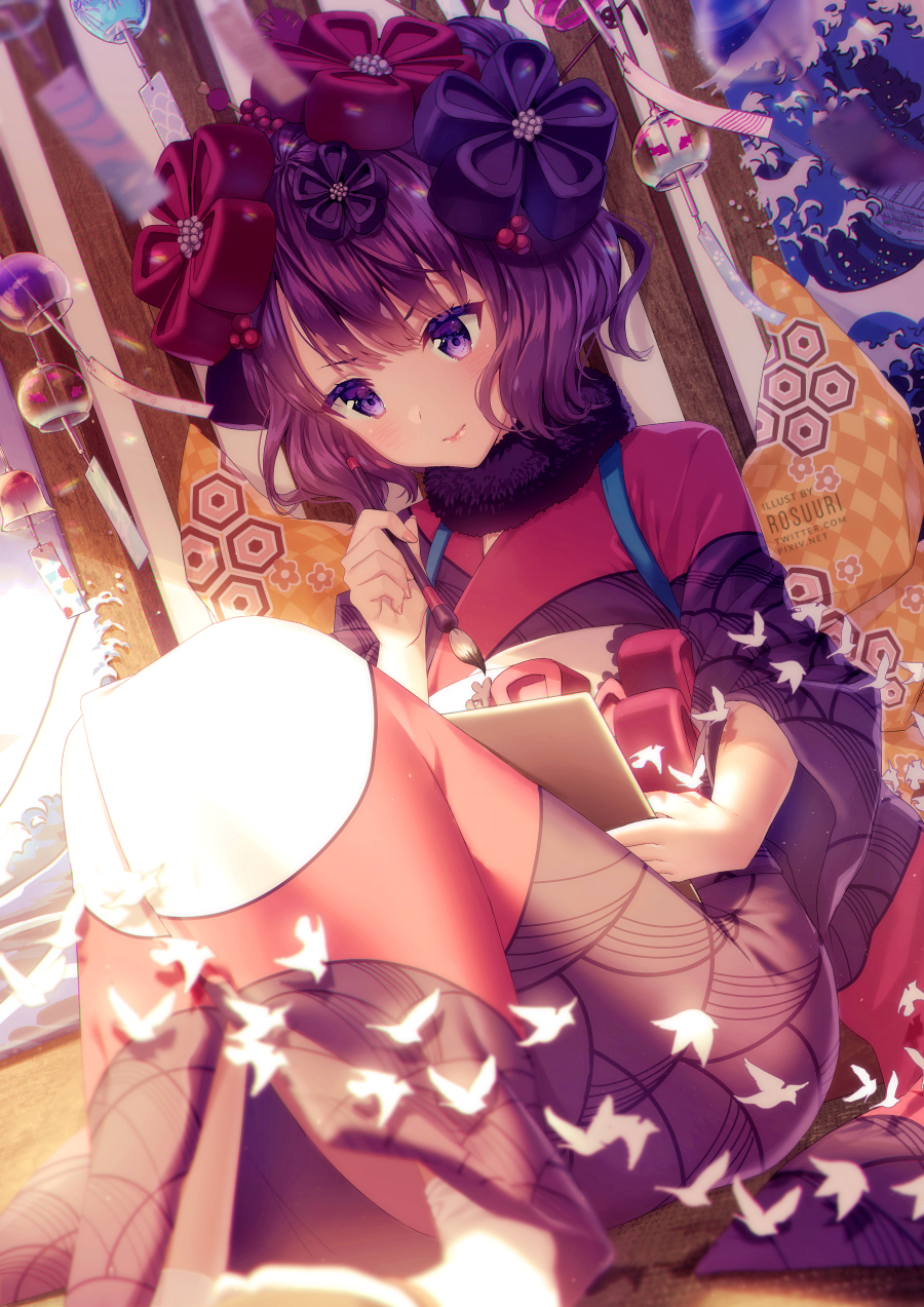 &gt;:) 1girl artist_name bangs blurry blurry_foreground bow calligraphy_brush checkered checkered_bow closed_mouth commentary_request depth_of_field dutch_angle eyebrows_visible_through_hair fate/grand_order fate_(series) fur_collar hair_ornament highres holding holding_paintbrush japanese_clothes katsushika_hokusai_(fate/grand_order) kimono long_sleeves orange_bow paintbrush purple_hair purple_kimono rosuuri short_hair sitting smile socks solo transparent v-shaped_eyebrows violet_eyes watermark web_address white_legwear wide_sleeves wind_chime