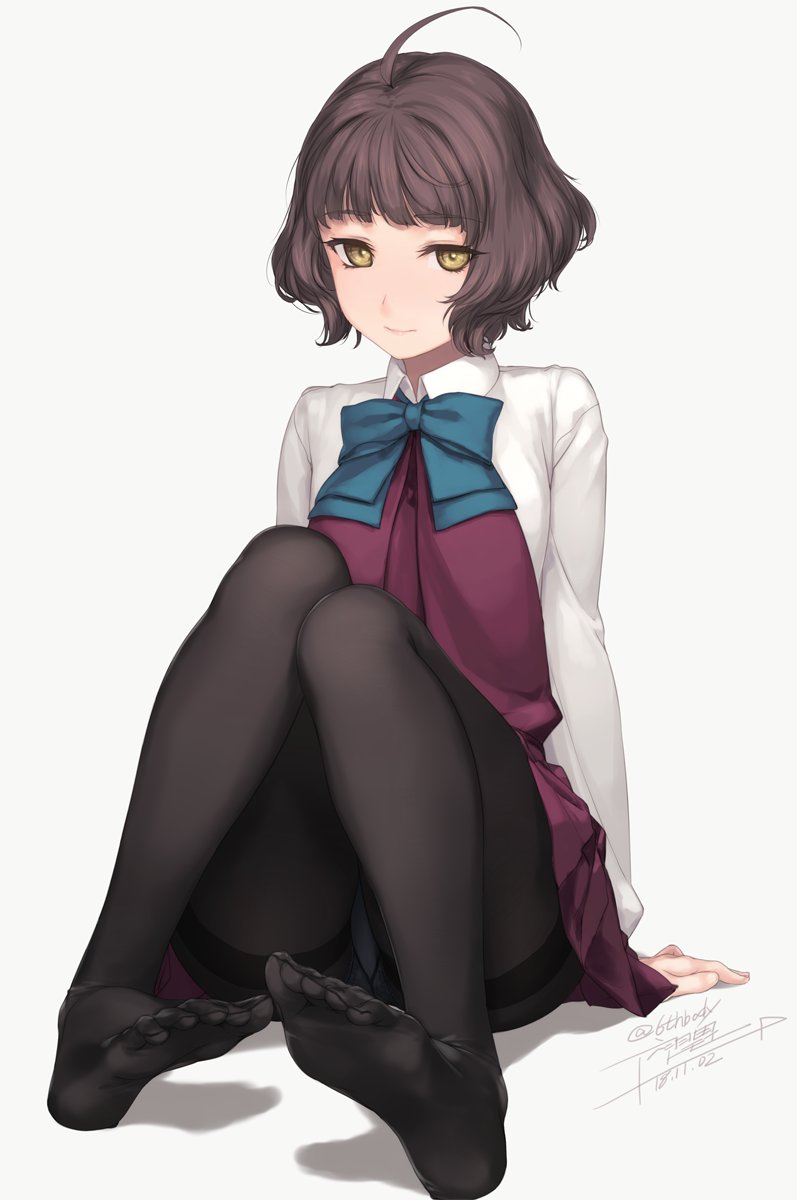 1girl ahoge arm_support bangs black_legwear blue_neckwear blunt_bangs bow bowtie brown_eyes brown_hair collared_shirt dress eyebrows_visible_through_hair grey_background highres kantai_collection kishinami_(kantai_collection) knees_up long_sleeves looking_at_viewer no_shoes pantyhose pleated_dress purple_dress rokuwata_tomoe school_uniform shirt short_hair sidelocks signature simple_background sitting smile solo thighband_pantyhose twitter_username wavy_hair white_shirt yellow_eyes