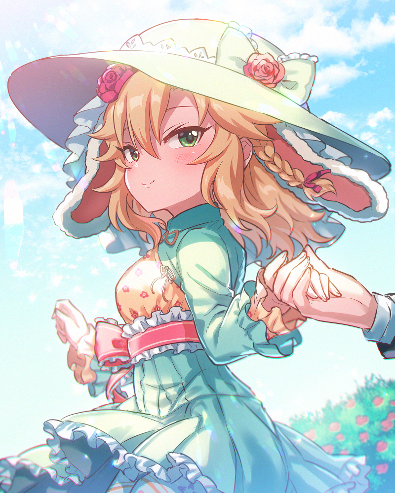 1girl blonde_hair blush braid dress from_behind green_eyes hand_holding hat idolmaster idolmaster_cinderella_girls lens_flare ribbon rose_bush sakurai_momoka shinonoko_(tubamecider) sun_hat