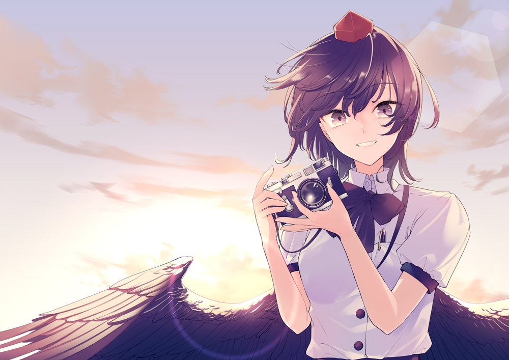 1girl black_eyes black_hair black_wings camera clouds feathered_wings grin hat looking_at_viewer nakatani_nio neck_ribbon ribbon shameimaru_aya short_hair sky smile solo sunlight tengu tokin_hat touhou twilight upper_body wings