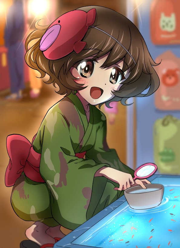 1girl :d akiyama_yukari anglerfish bangs blurry blurry_background bowl camouflage commentary_request depth_of_field diffraction_spikes emblem eyebrows_visible_through_hair fish girls_und_panzer goldfish goldfish_scooping green_kimono holding japanese_clothes kanau kimono long_sleeves looking_at_viewer mask obi open_mouth poi_(goldfish_scoop) sandals sash short_hair smile solo squatting summer_festival wide_sleeves yukata