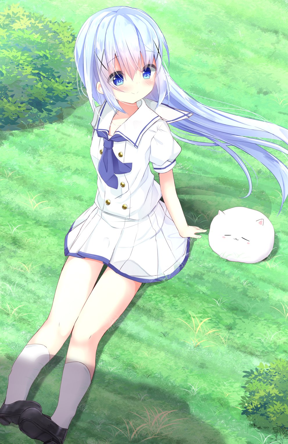 1girl arm_support bag black_footwear blue_eyes blue_neckwear blush eyebrows_visible_through_hair floating_hair full_body gochuumon_wa_usagi_desu_ka? hair_between_eyes hair_ornament highres kafuu_chino kneehighs kouda_suzu loafers long_hair miniskirt outdoors pleated_skirt sailor_collar shirt shoes short_sleeves silver_hair sitting skirt smile solo tippy_(gochiusa) very_long_hair white_legwear white_sailor_collar white_shirt white_skirt x_hair_ornament