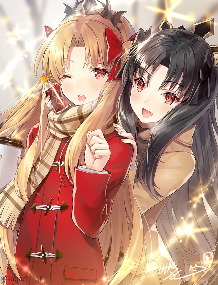 2girls ;d bangs black_bow black_hair blonde_hair blurry blurry_background blush bow brown_coat coat coffee_cup commentary_request cup depth_of_field disposable_cup duffel_coat ereshkigal_(fate/grand_order) fate/grand_order fate_(series) fingernails hair_bow hand_on_another's_shoulder hands_up holding holding_cup ishtar_(fate/grand_order) kagachi_saku long_hair long_sleeves multiple_girls nail_polish one_eye_closed open_mouth parted_bangs pink_nails red_bow red_coat red_eyes signature smile tiara very_long_hair