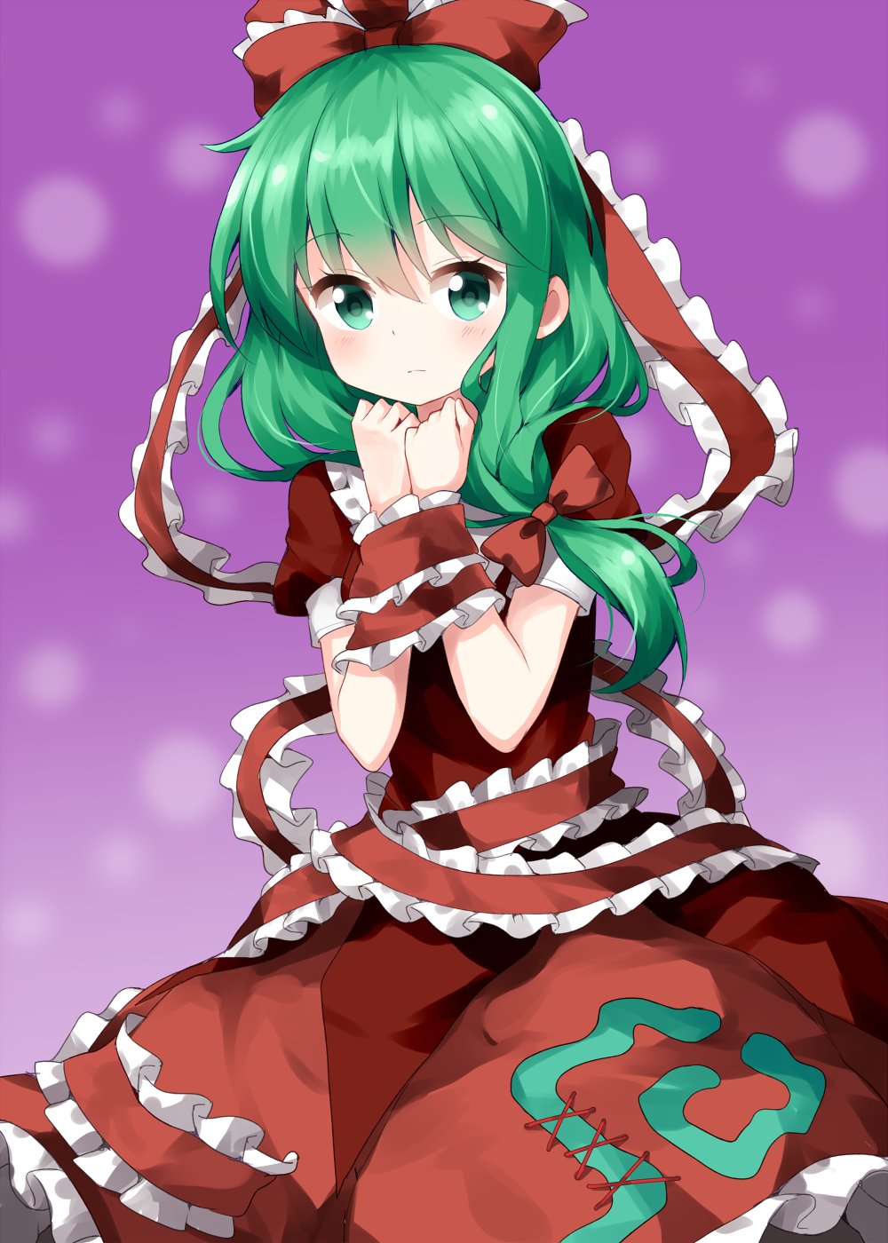 1girl bow closed_mouth dress expressionless frilled_dress frilled_ribbon frilled_wrist_cuffs frills front_ponytail green_eyes green_hair hair_bow hair_ribbon highres kagiyama_hina long_hair own_hands_together patterned_background petticoat puffy_short_sleeves puffy_sleeves purple_background red_bow red_dress red_ribbon ribbon ruu_(tksymkw) short_sleeves solo spiral touhou wrist_cuffs