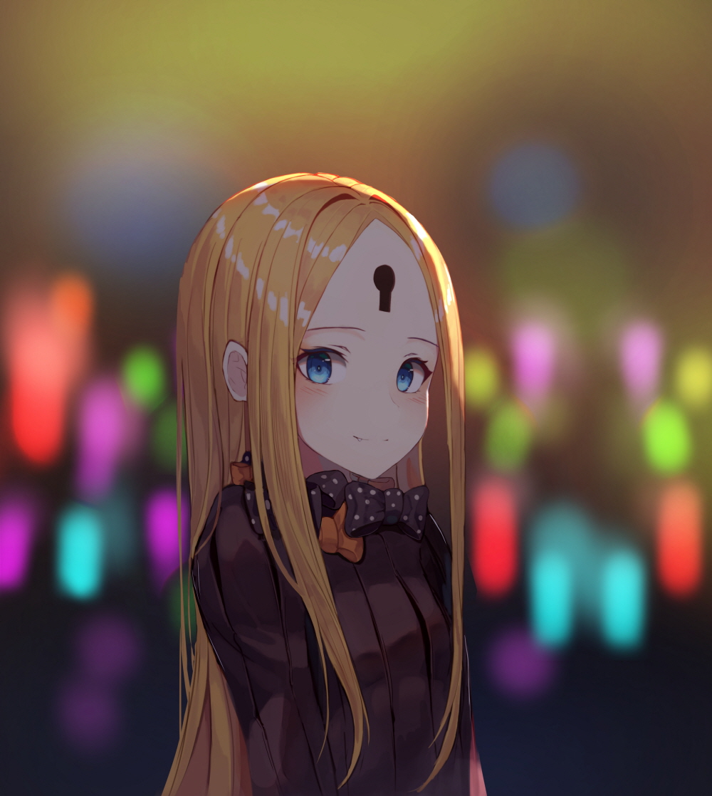 1girl abigail_williams_(fate/grand_order) bangs black_bow black_dress blonde_hair blue_eyes blurry blurry_background blush bow closed_mouth depth_of_field dress fang fang_out fate/grand_order fate_(series) keyhole long_hair no_hat no_headwear orange_bow parted_bangs polka_dot polka_dot_bow smile solo sugar_(dndi888) upper_body very_long_hair