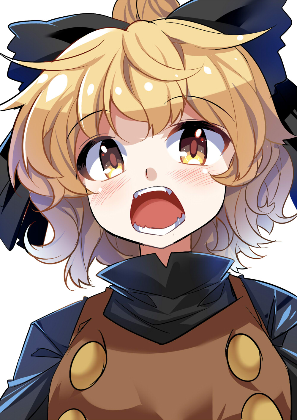 1girl bangs black_bow black_shirt blonde_hair blush bow brown_dress commentary_request dress e.o. eyebrows_visible_through_hair fangs hair_bow highres kurodani_yamame looking_at_viewer open_mouth pinafore_dress shirt short_hair simple_background solo touhou upper_body white_background yellow_eyes