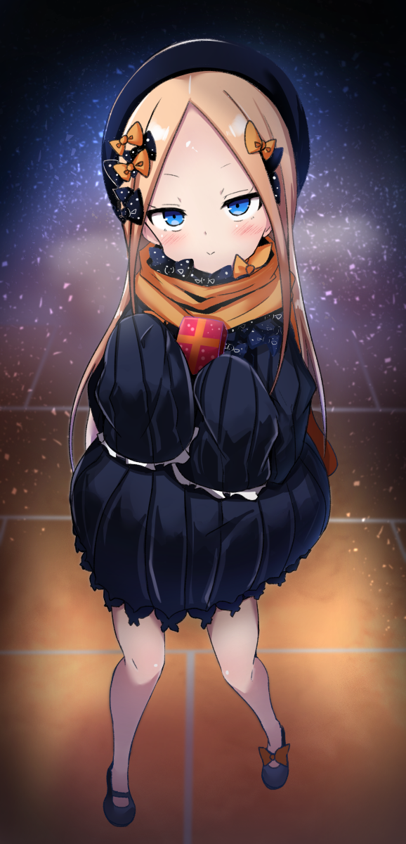 1girl abigail_williams_(fate/grand_order) bangs black_bow black_dress black_footwear black_hat blonde_hair blue_eyes blush bow box closed_mouth dress fate/grand_order fate_(series) full_body gift gift_box hair_bow hat highres long_hair long_sleeves looking_at_viewer orange_bow orange_scarf parted_bangs polka_dot polka_dot_bow scarf shiki_(catbox230123) sleeves_past_fingers sleeves_past_wrists smile solo standing very_long_hair