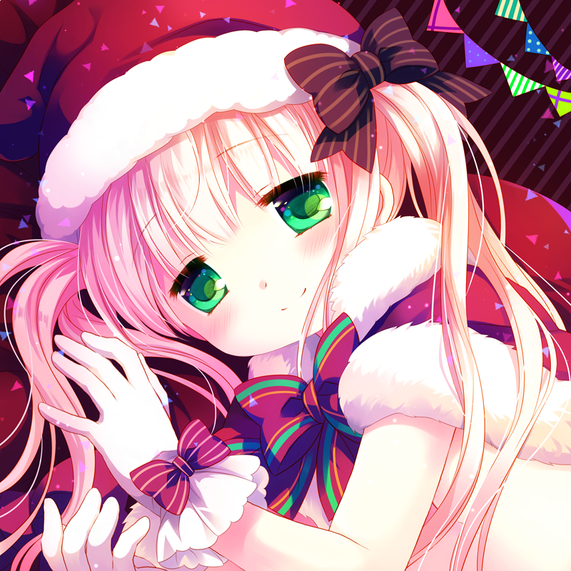 1girl bangs blonde_hair blush bow brown_bow capelet closed_mouth commentary_request diagonal-striped_background diagonal_stripes dutch_angle eyebrows_visible_through_hair fur-trimmed_capelet fur-trimmed_hat fur_trim gloves green_eyes hair_bow hat long_hair original pennant red_bow red_capelet red_hat sakurazawa_izumi santa_hat smile solo string_of_flags striped striped_background striped_bow twintails upper_body white_gloves