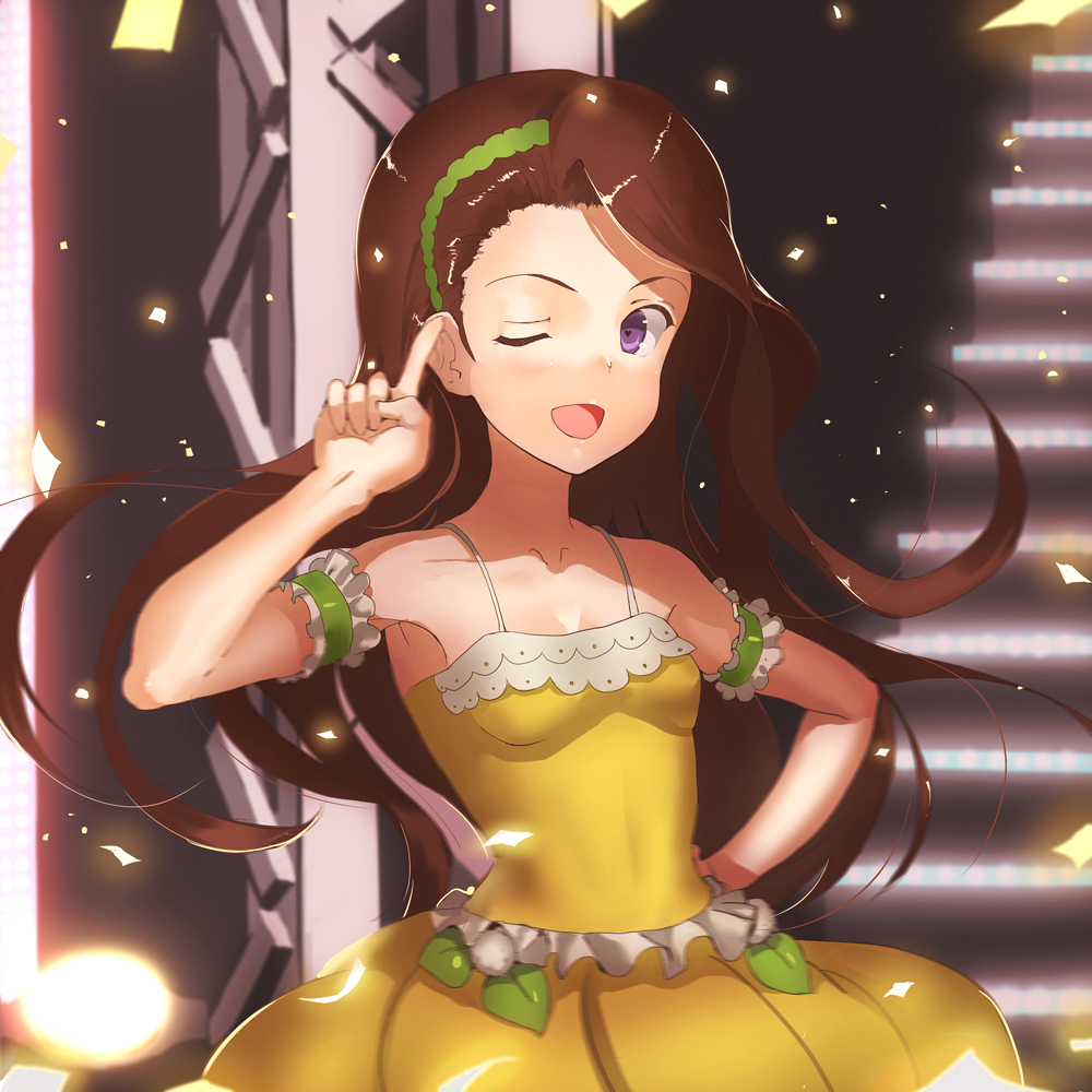 1girl ;d arm_strap asymmetrical_hair blurry blurry_background breasts brown_hair cleavage collarbone floating_hair frilled_shirt frills green_hairband hairband hand_on_hip idolmaster idolmaster_(classic) index_finger_raised jyon long_hair looking_at_viewer minase_iori one_eye_closed open_mouth pleated_skirt shiny shiny_hair shirt skirt sleeveless sleeveless_shirt small_breasts smile solo stage standing very_long_hair violet_eyes vital_sunflower yellow_shirt yellow_skirt