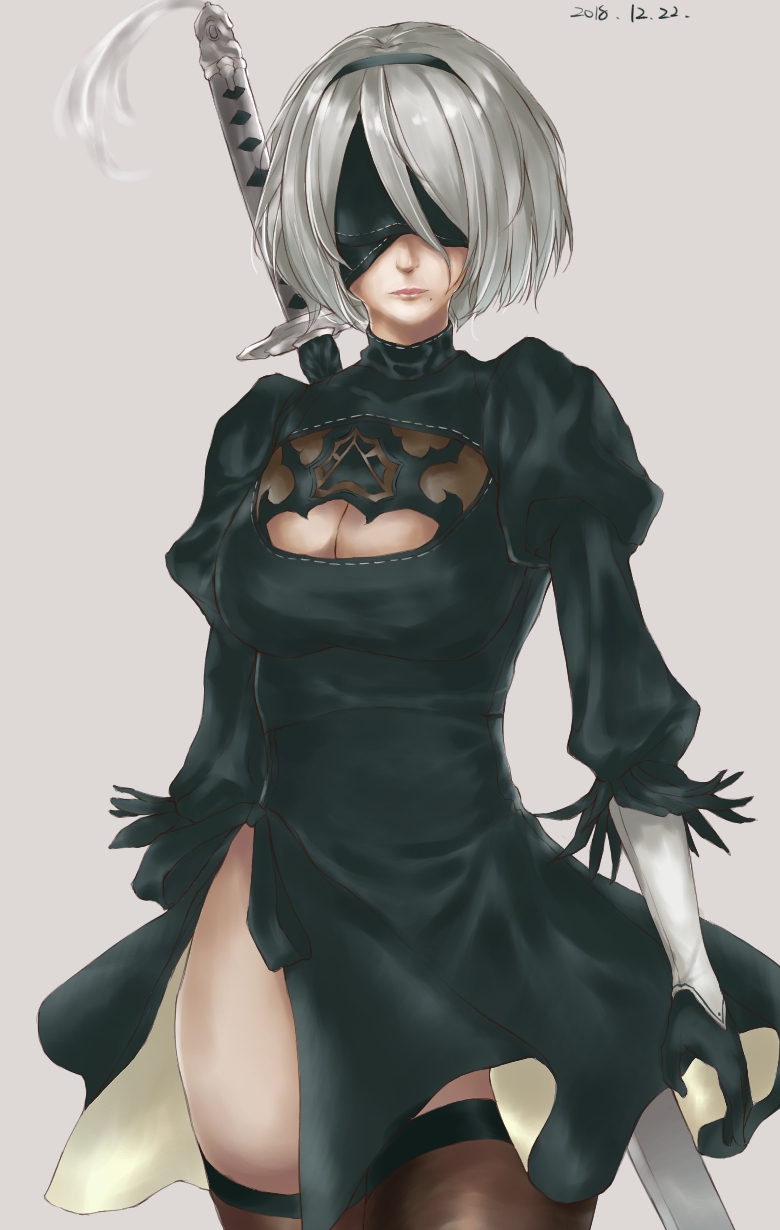 1girl black_blindfold black_dress black_hairband blindfold breasts cleavage cleavage_cutout closed_mouth covered_eyes dress feather-trimmed_sleeves gloves grey_background hairband highres juliet_sleeves long_sleeves medium_breasts mole mole_under_mouth nier_(series) nier_automata parusu_(ehyfhugj) pink_lips puffy_sleeves silver_hair standing sword sword_behind_back thigh-highs thighs vambraces weapon yorha_no._2_type_b