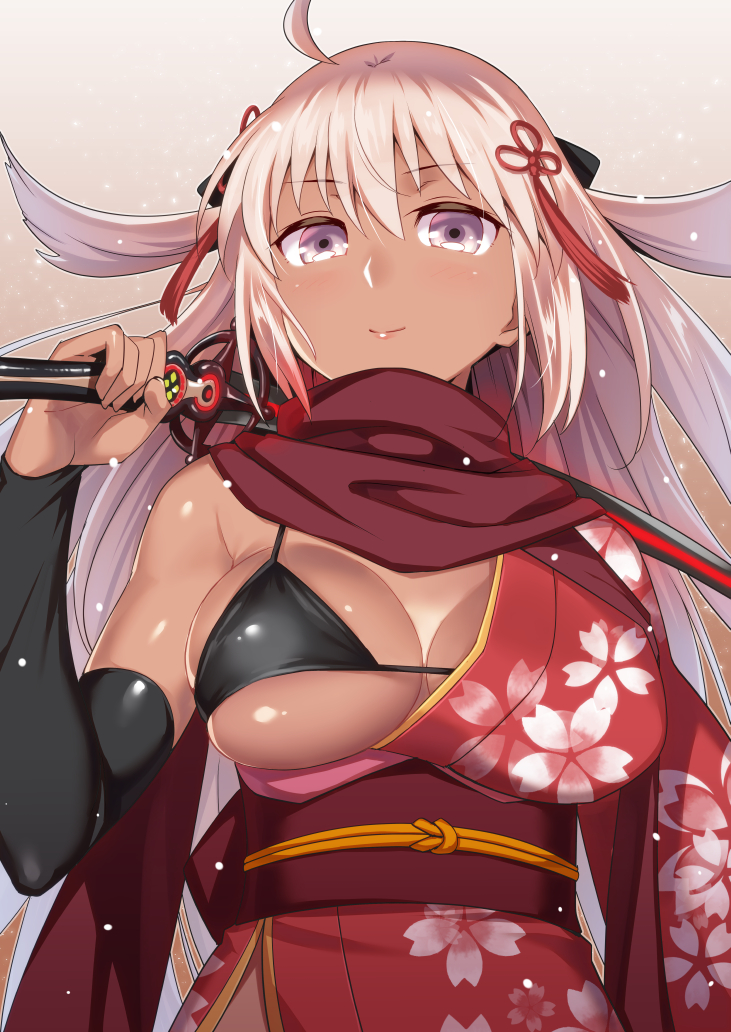 1girl ahoge alternate_costume bangs bare_shoulders bikini black_bikini blonde_hair breasts cleavage closed_mouth commentary_request dark_skin detached_sleeves eyebrows_visible_through_hair fate/grand_order fate_(series) floral_print gradient gradient_background hair_ribbon hand_up holding holding_sword holding_weapon japanese_clothes kimono large_breasts long_hair long_sleeves looking_at_viewer obi off_shoulder okita_souji_(alter)_(fate) okita_souji_(fate)_(all) ono_misao open_clothes open_kimono purple_scarf red_kimono ribbon sash scarf skindentation smile solo string_bikini swimsuit sword tassel upper_body violet_eyes weapon yukata
