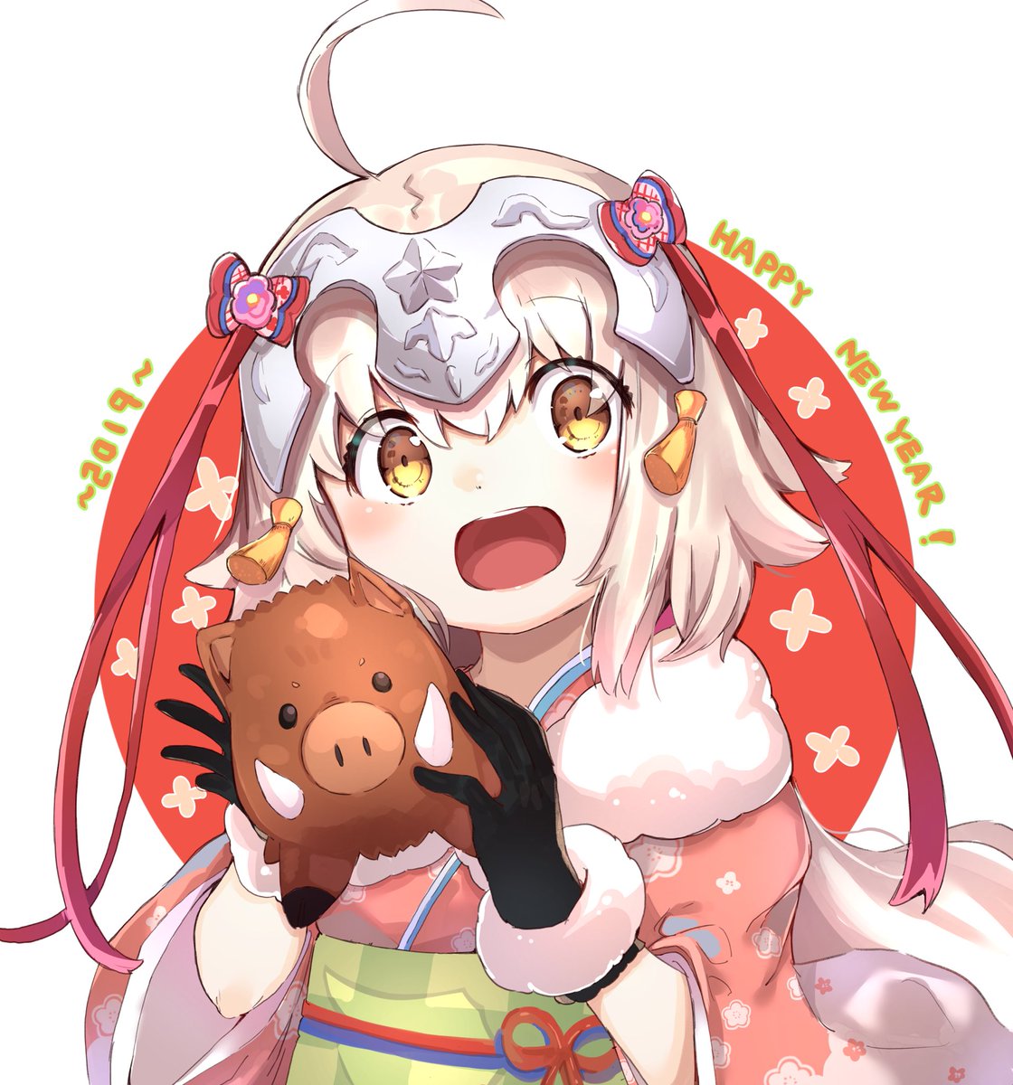 1girl :d ahoge alternate_costume bangs black black_gloves blonde_hair blush boar bow capelet commentary_request eyebrows_visible_through_hair fate/grand_order fate_(series) gloves hair_between_eyes hair_ornament happy happy_new_year headpiece highres holding holding_stuffed_animal image_sample japanese_clothes jeanne_d'arc jeanne_d'arc_(fate) jeanne_d'arc_(fate)_(all) jeanne_d'arc_alter_santa_lily kimono looking_at_viewer mouth new_year open_mouth pink_bow ranf red_ribbon ribbon short_hair sidelocks simple_background smile solo stuffed_animal stuffed_toy tusks twitter_sample white_background white_capelet yellow_eyes younger