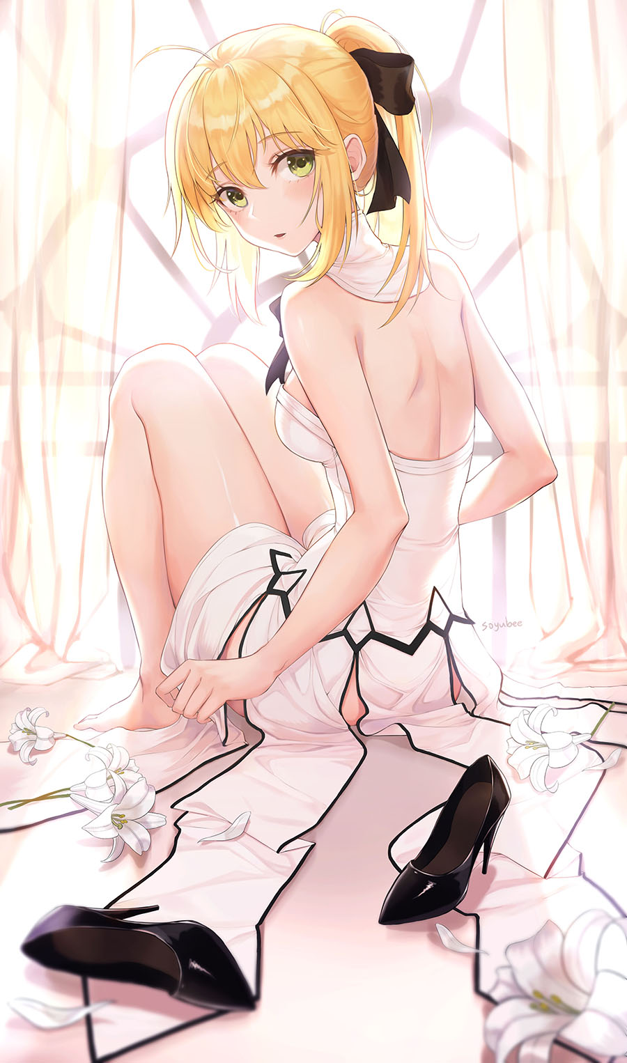 1girl ahoge artist_name artoria_pendragon_(all) backless_dress backless_outfit backlighting bangs bare_arms bare_back bare_legs bare_shoulders barefoot black_footwear black_neckwear black_ribbon blonde_hair blurry blush breasts commentary_request curtains day depth_of_field dress eyebrows_visible_through_hair fate/grand_order fate_(series) flower from_behind green_eyes hair_between_eyes hair_ribbon high_heels highres indoors knees_up lily_(flower) long_hair looking_at_viewer looking_back medium_breasts neck_ribbon parted_lips ponytail ribbon saber_lily shoes_removed sidelocks sitting solo soyubee thighs turtleneck white_dress white_flower window