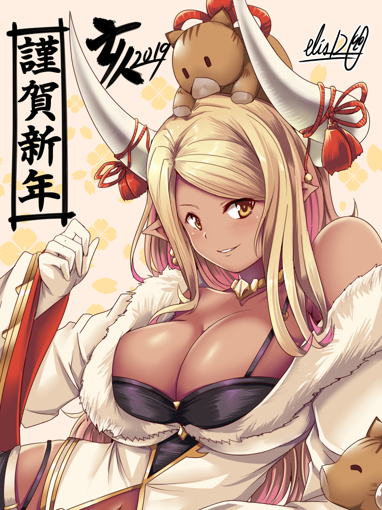 1girl 2019 bare_shoulders blonde_hair breasts brown_eyes cleavage commentary_request dark_skin draph eris_120 fur_collar fur_trim gloves gradient_hair granblue_fantasy horns kuvira_(granblue_fantasy) large_breasts long_hair looking_at_viewer multicolored_hair pig pink_hair pointy_ears red_ribbon ribbon signature smile solo translated white_gloves