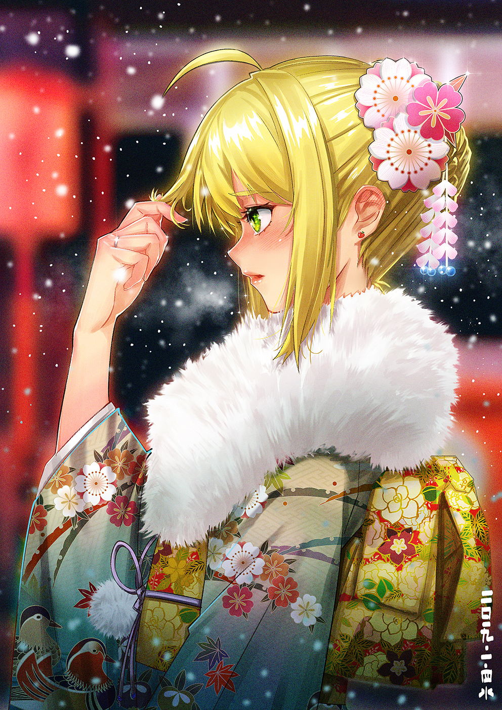 1girl ahoge alternate_costume alternate_eye_color artoria_pendragon_(all) back_bow bangs blonde_hair blurry blurry_background blush bow breath commentary_request depth_of_field ear_blush earrings eyebrows_visible_through_hair fate/grand_order fate_(series) floral_print flower from_side fur glint green_eyes hair_bun hair_flower hair_ornament hand_up highres japanese_clothes jewelry kimono long_sleeves obi outdoors parted_lips pink_lips print_kimono profile ring saber sash shiny shiny_hair short_hair shuizhanglang sidelocks snowing solo stud_earrings wedding_band white_kimono wide_sleeves winter yellow_bow