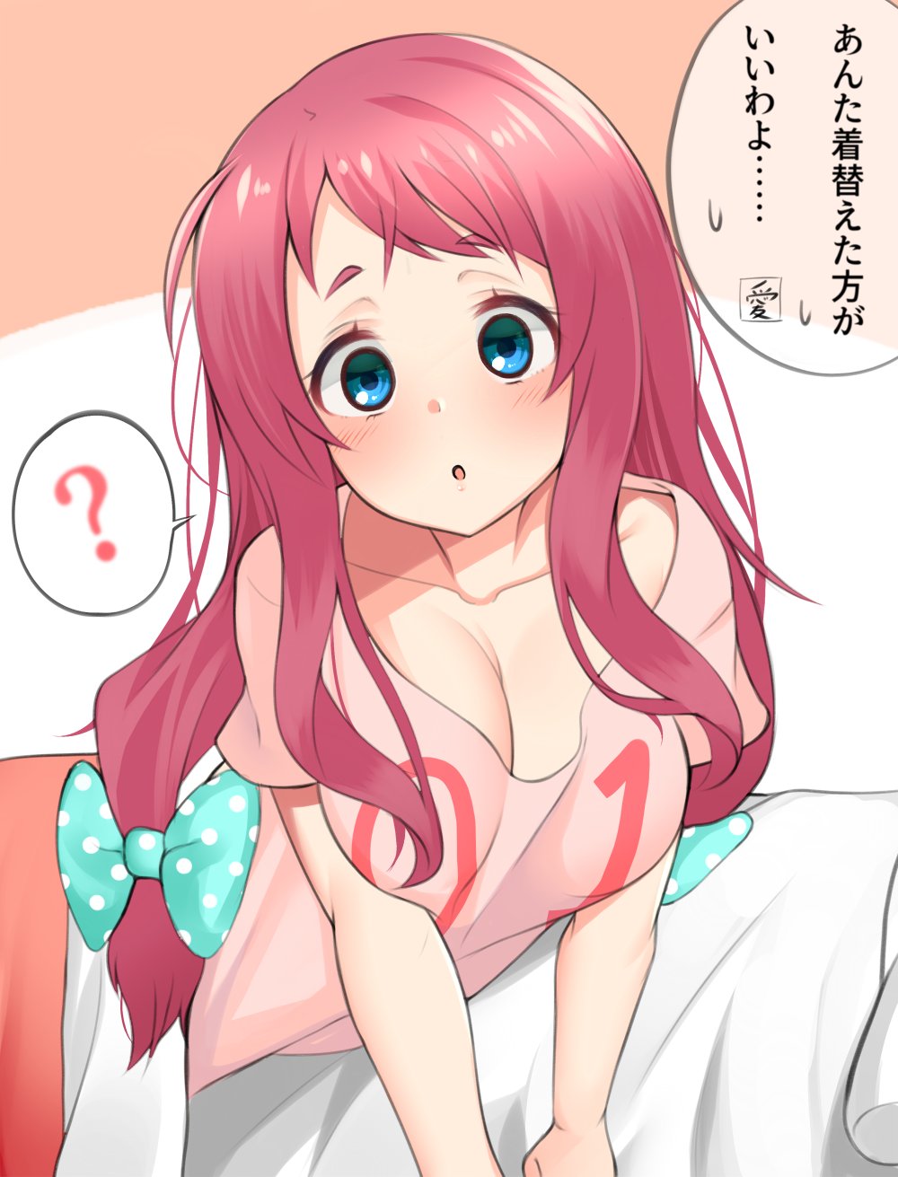 1girl ? bed blue_eyes bow chestnut_mouth commentary_request h3po4_chiba hair_bow highres long_hair looking_at_viewer minamoto_sakura polka_dot redhead shirt sleepwear solo spoken_question_mark t-shirt translation_request upper_body zombie_land_saga