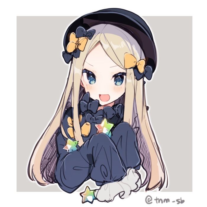 1girl :d abigail_williams_(fate/grand_order) bad_id bad_tumblr_id bangs black_bow black_dress black_hat blonde_hair blue_eyes blush bow dress fate/grand_order fate_(series) grey_background hair_bow hat ikeuchi_tanuma long_hair long_sleeves looking_at_viewer open_mouth orange_bow parted_bangs saint_quartz simple_background sleeves_past_fingers sleeves_past_wrists smile solo top_hat twitter_username upper_body