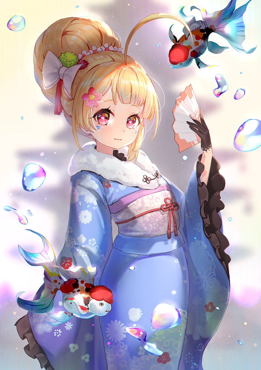 1girl ahoge animal asanogawa_(tutufcc) azur_lane blonde_hair blue_kimono blurry blurry_background blush bow brown_blouse bubble closed_mouth commentary depth_of_field eldridge_(azur_lane) facial_mark fan fish fish_request floral_print folding_fan fur_collar hair_bow hair_bun hand_up heart heart-shaped_pupils highres holding holding_fan japanese_clothes kimono long_sleeves looking_at_viewer obi print_kimono red_eyes sash sleeves_past_fingers sleeves_past_wrists smile solo symbol-shaped_pupils white_bow wide_sleeves