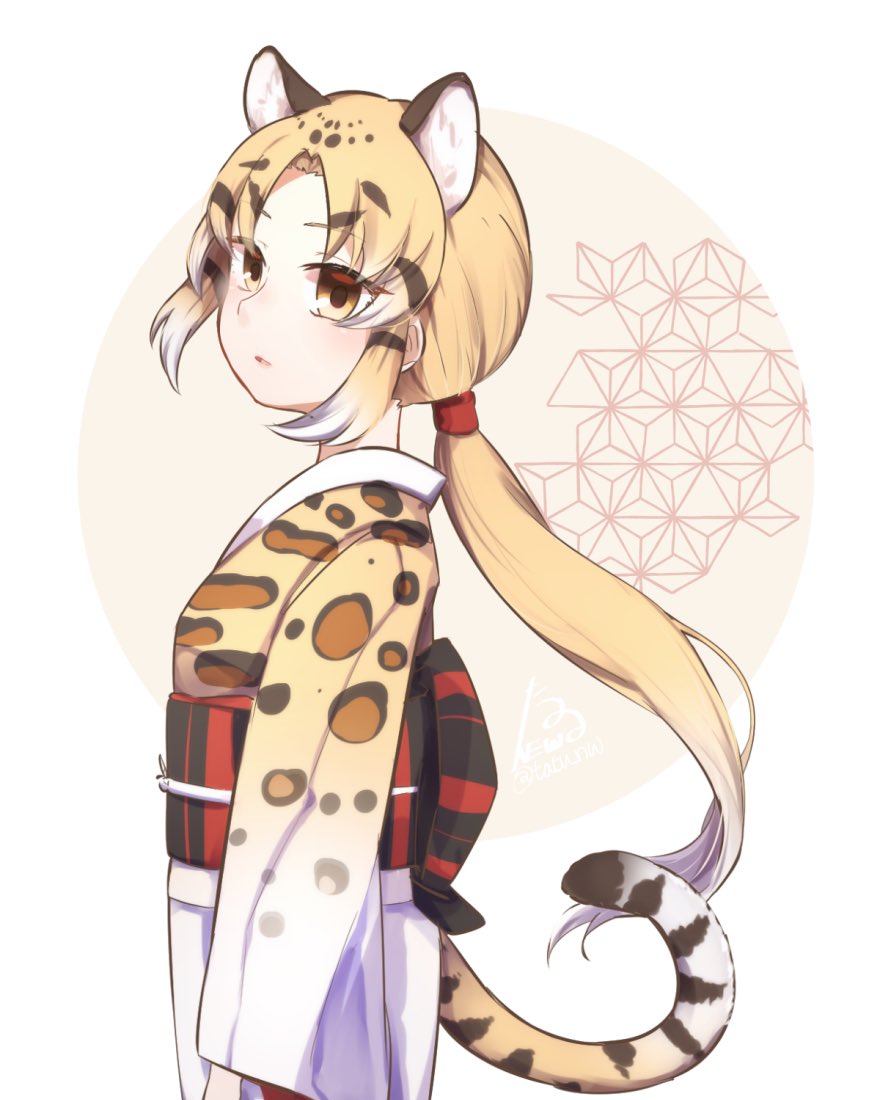 1girl adapted_costume animal_ears animal_print blonde_hair blush brown_hair clouded_leopard_(kemono_friends) commentary_request extra_ears eyebrows_visible_through_hair hair_tie japanese_clothes kemono_friends kimono leopard_ears leopard_print leopard_tail long_hair long_ponytail long_sleeves multicolored_hair sash sidelocks solo tail tatsuno_newo upper_body white_hair yellow_eyes