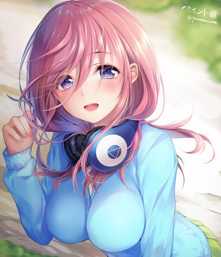 1girl bangs blue_cardigan blue_eyes blush breasts day eyebrows_visible_through_hair floating_hair green_skirt hair_between_eyes hand_up headphones headphones_around_neck large_breasts long_hair long_sleeves looking_at_viewer nakano_miku open_mouth outdoors pink_hair pink_lips pleated_skirt shirt sidelocks signature skirt smile solo the_quintessential_quintuplets twitter_username upper_teeth violet_eyes white_shirt wind youqiniang