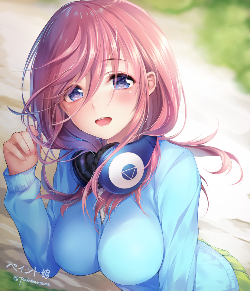1girl :d bangs blue_cardigan blue_eyes blush breasts commentary_request day eyebrows_visible_through_hair floating_hair go-toubun_no_hanayome green_skirt hair_between_eyes hand_up headphones headphones_around_neck large_breasts long_hair long_sleeves looking_at_viewer nakano_miku open_mouth outdoors pink_hair pink_lips pleated_skirt shirt sidelocks signature skirt smile solo twitter_username upper_teeth violet_eyes white_shirt wind youqiniang