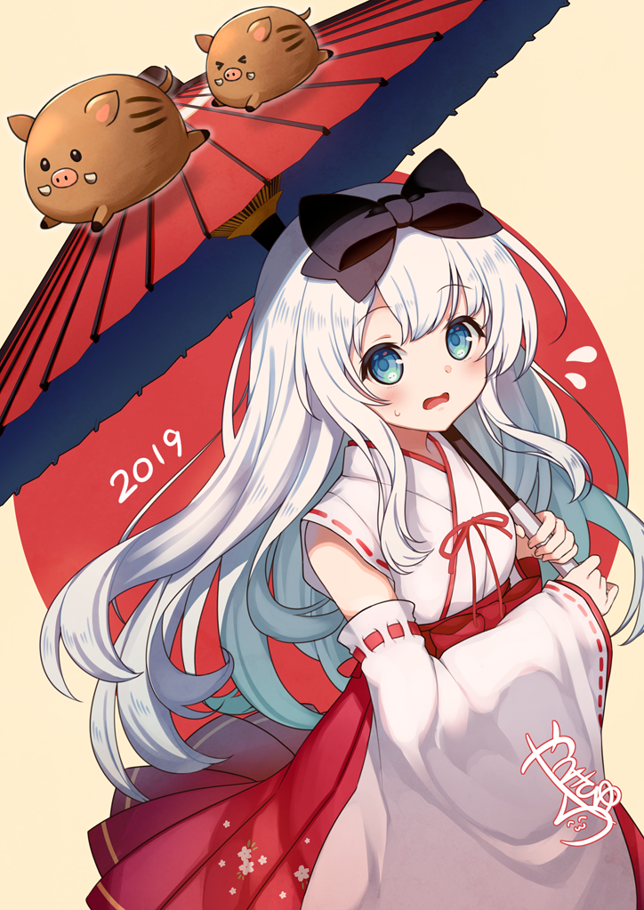 &gt;_&lt; 1girl 2019 animal bangs bare_shoulders black_bow blue_eyes blush boar bow chinese_zodiac commentary_request cowboy_shot detached_sleeves eyebrows_visible_through_hair floating_hair flying_sweatdrops hair_bow hakama holding holding_umbrella japanese_clothes kimono long_hair long_sleeves looking_at_viewer open_mouth oriental_umbrella original red_hakama signature sleeves_past_wrists solo sweat tareme umbrella wavy_mouth white_hair white_kimono wide_sleeves yatsuki_yura year_of_the_pig
