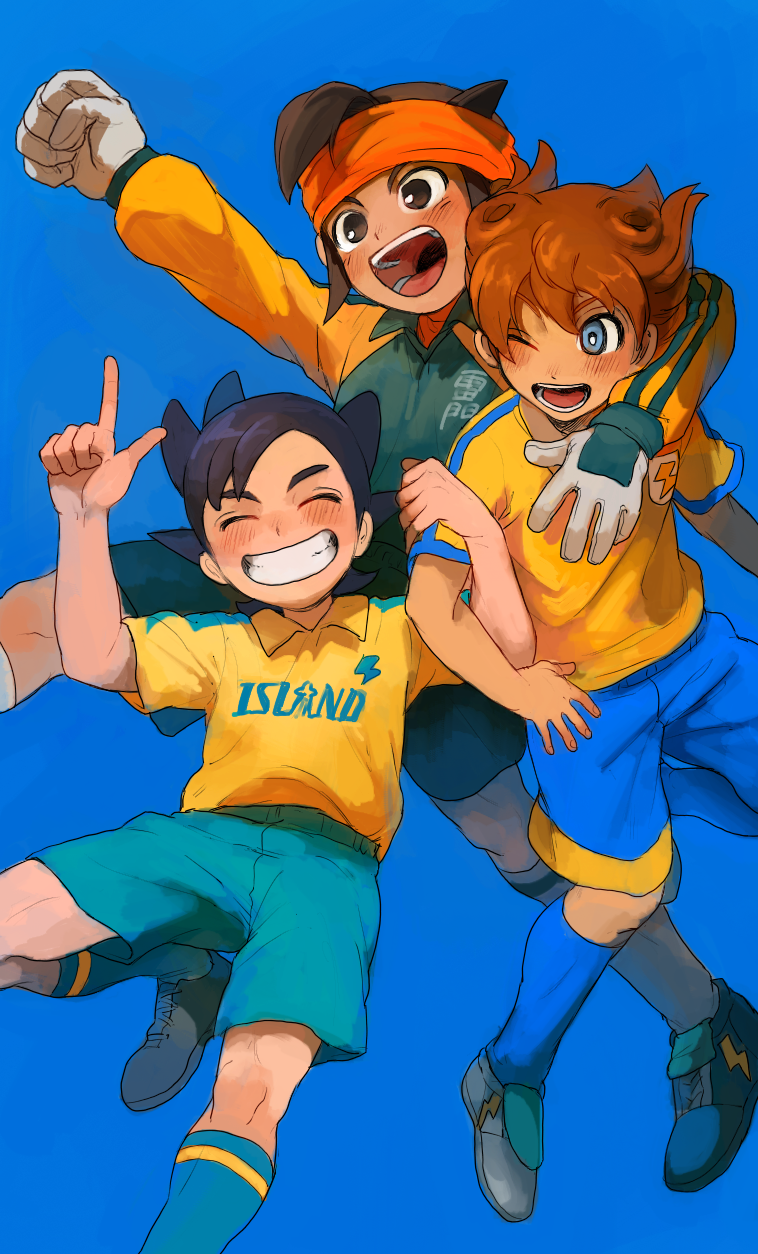 3boys blue_eyes blue_hair blush brown_eyes brown_hair closed_eyes endou_mamoru gloves grin headband highres inamori_asuto inazuma_eleven inazuma_eleven_(series) inazuma_eleven_ares_no_tenbin inazuma_eleven_go male_focus matsukaze_tenma multiple_boys one_eye_closed raimon raimon_soccer_uniform ramen11 smile soccer_uniform sportswear white_gloves