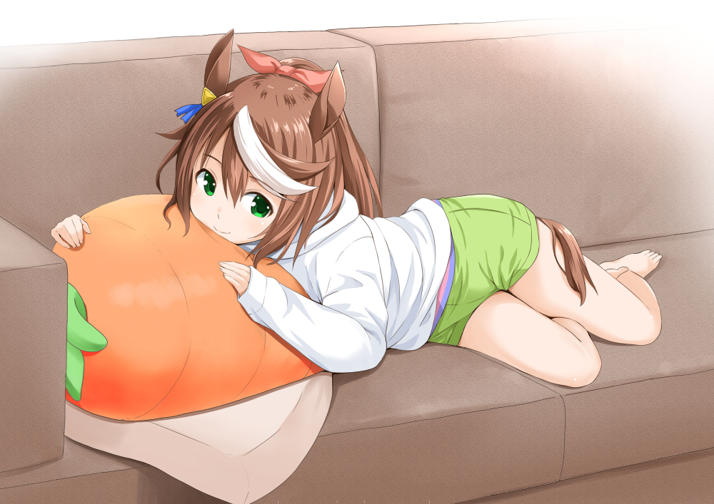 1girl alternate_costume animal_ears barefoot brown_hair carrot commentary_request couch fujishima_shinnosuke green_eyes green_shorts hair_flaps high_ponytail hood hooded_sweater hoodie horse_ears horse_girl horse_tail long_hair looking_at_viewer multicolored_hair pillow short_shorts shorts solo streaked_hair sweater tail tokai_teio_(umamusume) two-tone_hair umamusume white_hair white_sweater