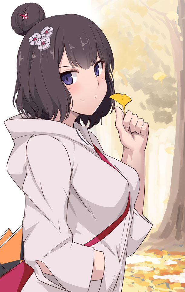 1girl black_hair blue_eyes day fate/grand_order fate_(series) from_side grey_sweater hair_bun hand_in_pocket holding hood hood_down hooded_sweater katsushika_hokusai_(fate/grand_order) leaf looking_at_viewer outdoors shiny shiny_hair shiseki_hirame short_hair smile solo sweater upper_body