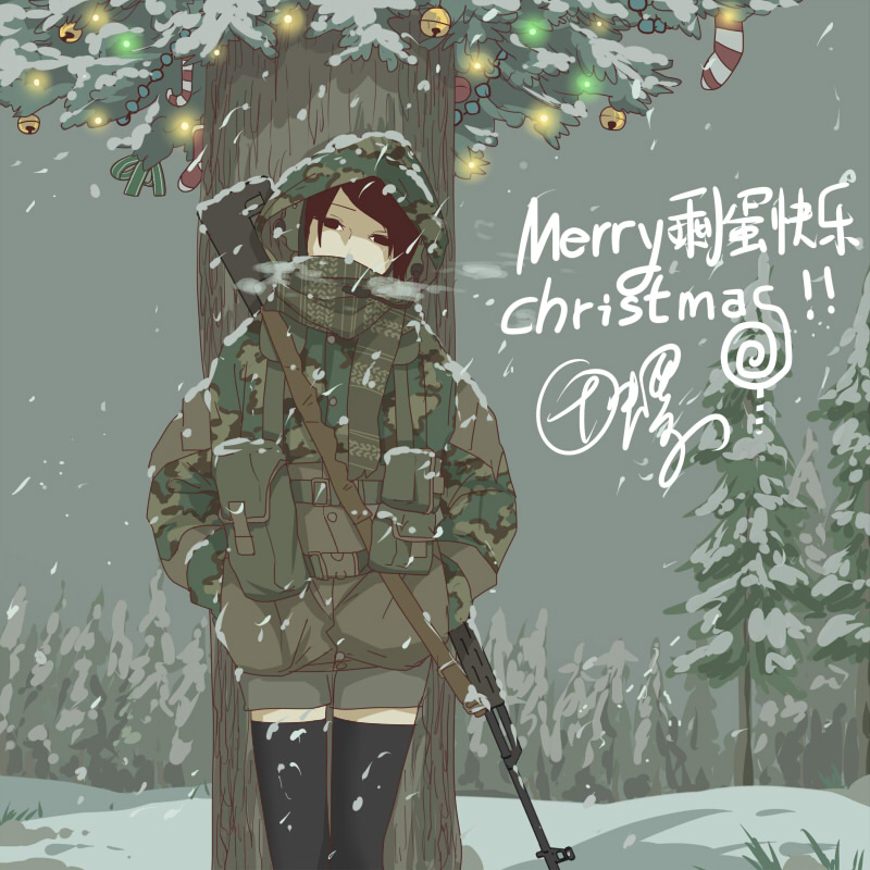 1girl black_eyes black_hair breath camouflage chinese_commentary christmas christmas_lights christmas_ornaments christmas_tree commentary_request etmc1992 hands_in_pockets hood hood_up load_bearing_equipment looking_at_viewer original outdoors scarf short_shorts shorts snow snowing solo thigh-highs tree weapon weapon_on_back zettai_ryouiki