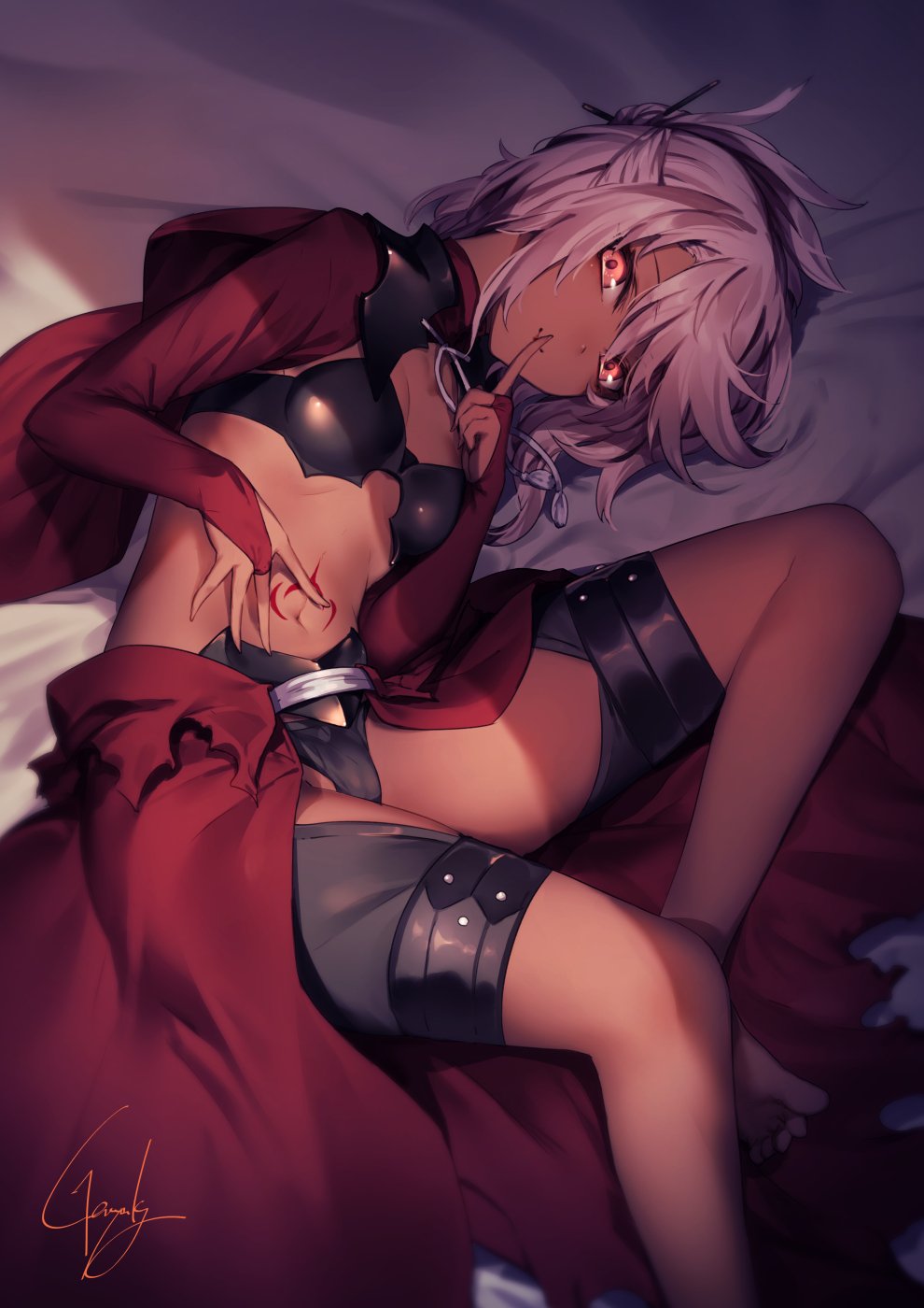 1girl bangs barefoot blush breasts bridal_gauntlets capelet chaps chloe_von_einzbern closed_mouth dark_skin eyebrows_visible_through_hair fate/kaleid_liner_prisma_illya fate_(series) gloves groin hair_ornament highres kyouya_(mukuro238) long_hair looking_at_viewer lying navel on_bed on_side one_side_up pink_hair red_eyes red_gloves shade shrug_(clothing) shushign sidelocks signature small_breasts smile solo stomach stomach_tattoo tattoo thighs waist_cape yellow_eyes