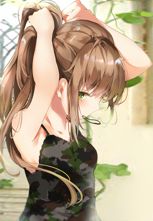 1girl armpits bangs blurry blurry_background blush breasts brown_hair camouflage camouflage_tank_top eyebrows_visible_through_hair green_eyes hair_tie_in_mouth indoors long_hair looking_at_viewer mouth_hold original pon_(ponidrop) ponytail sidelocks small_breasts solo tying_hair upper_body