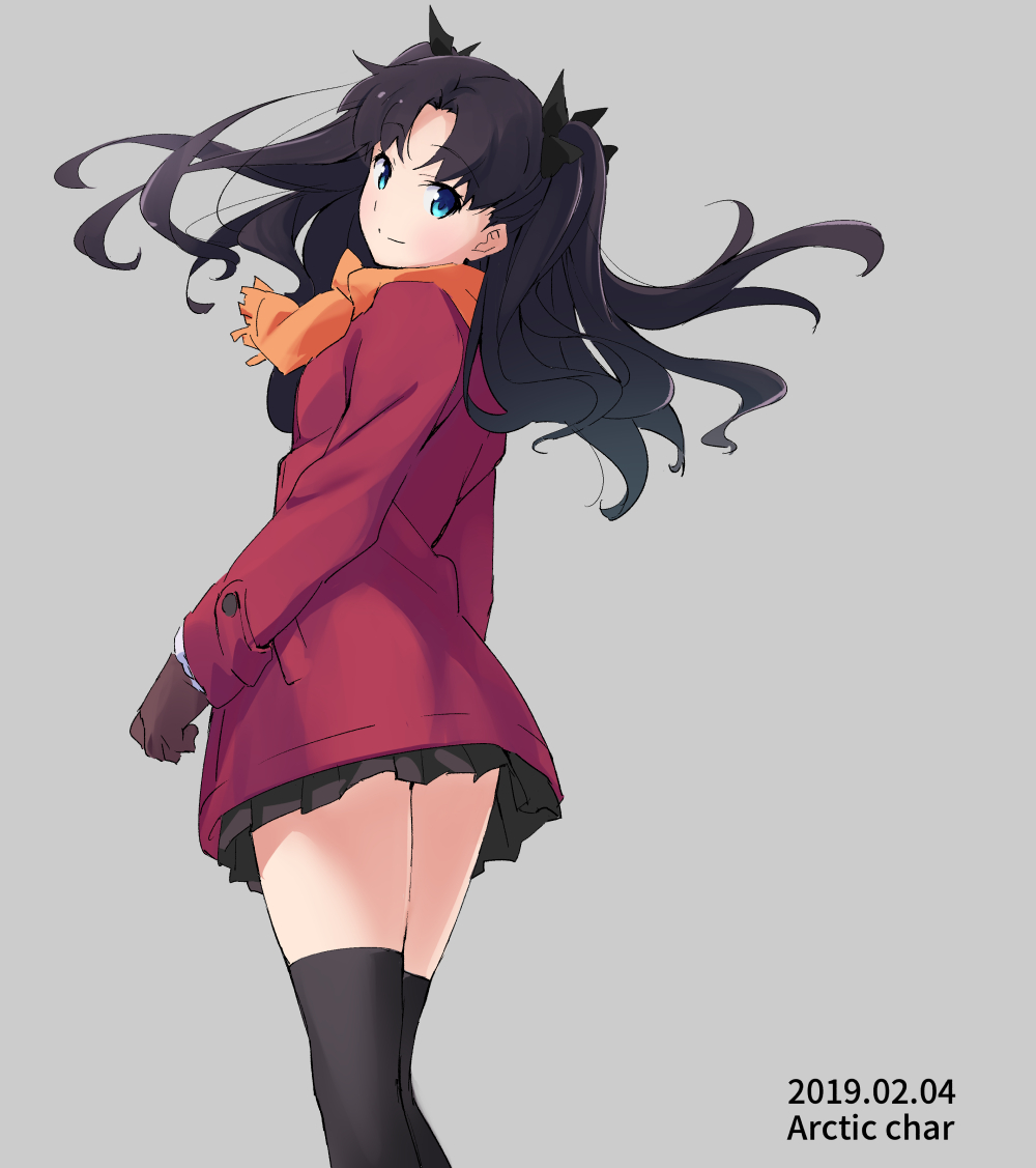 1girl artist_name bangs black_bow black_hair black_legwear black_skirt blue_eyes blush bow brown_gloves closed_mouth coat commentary_request dated eyebrows_visible_through_hair fate/stay_night fate_(series) feet_out_of_frame from_behind gloves hair_bow long_hair long_sleeves looking_at_viewer looking_back miniskirt orange_scarf parted_bangs red_coat scarf skirt smile solo standing tabata_hisayuki thigh-highs tohsaka_rin two_side_up winter_clothes winter_coat zettai_ryouiki