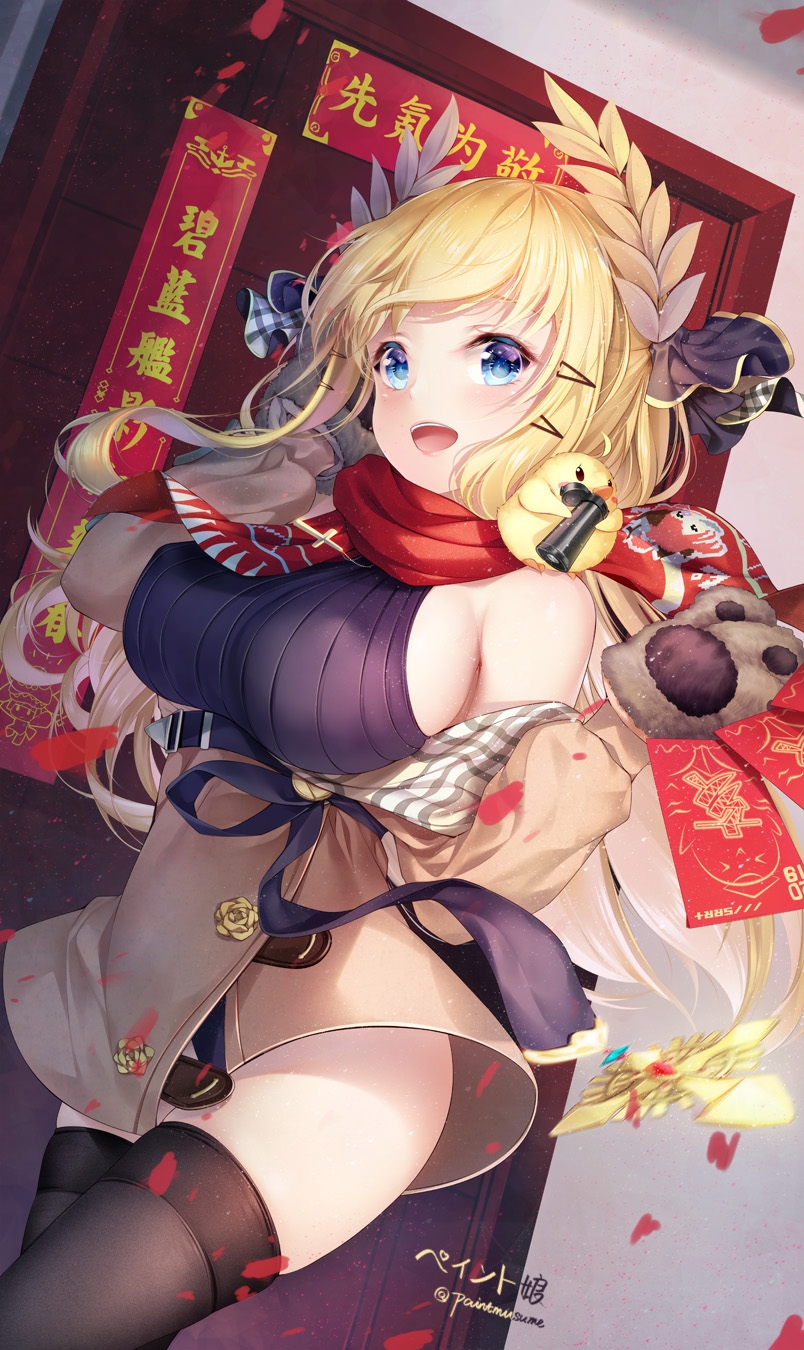 1girl :d alternate_costume animal azur_lane bangs bare_shoulders bird black_shirt blonde_hair blue_eyes breasts brown_jacket brown_legwear chick commentary_request cowboy_shot door dutch_angle hair_ornament hairclip hand_up highres indoors jacket large_breasts laurel_crown light_particles long_hair long_sleeves looking_at_viewer off_shoulder open_mouth paws plaid red_scarf ribbed_shirt scarf shirt skindentation sleeveless smile solo standing thigh-highs thighs twitter_username victorious_(azur_lane) youqiniang