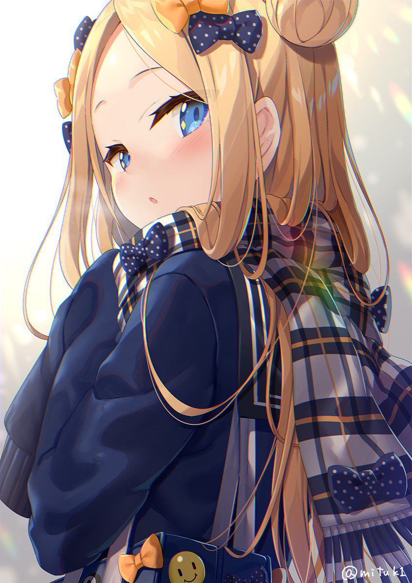 1girl :o abigail_williams_(fate/grand_order) alternate_costume bag bangs black_bow black_sailor_collar black_sweater blonde_hair blue_eyes blush bow commentary_request ear fate/grand_order fate_(series) forehead fringe_trim hair_bow hair_bun highres long_hair long_sleeves looking_at_viewer looking_back orange_bow parted_bangs parted_lips plaid plaid_scarf polka_dot polka_dot_bow sailor_collar scarf school_bag school_uniform serafuku side_bun sleeves_past_fingers sleeves_past_wrists smiley_face solo sweater twitter_username upper_body yano_mitsuki