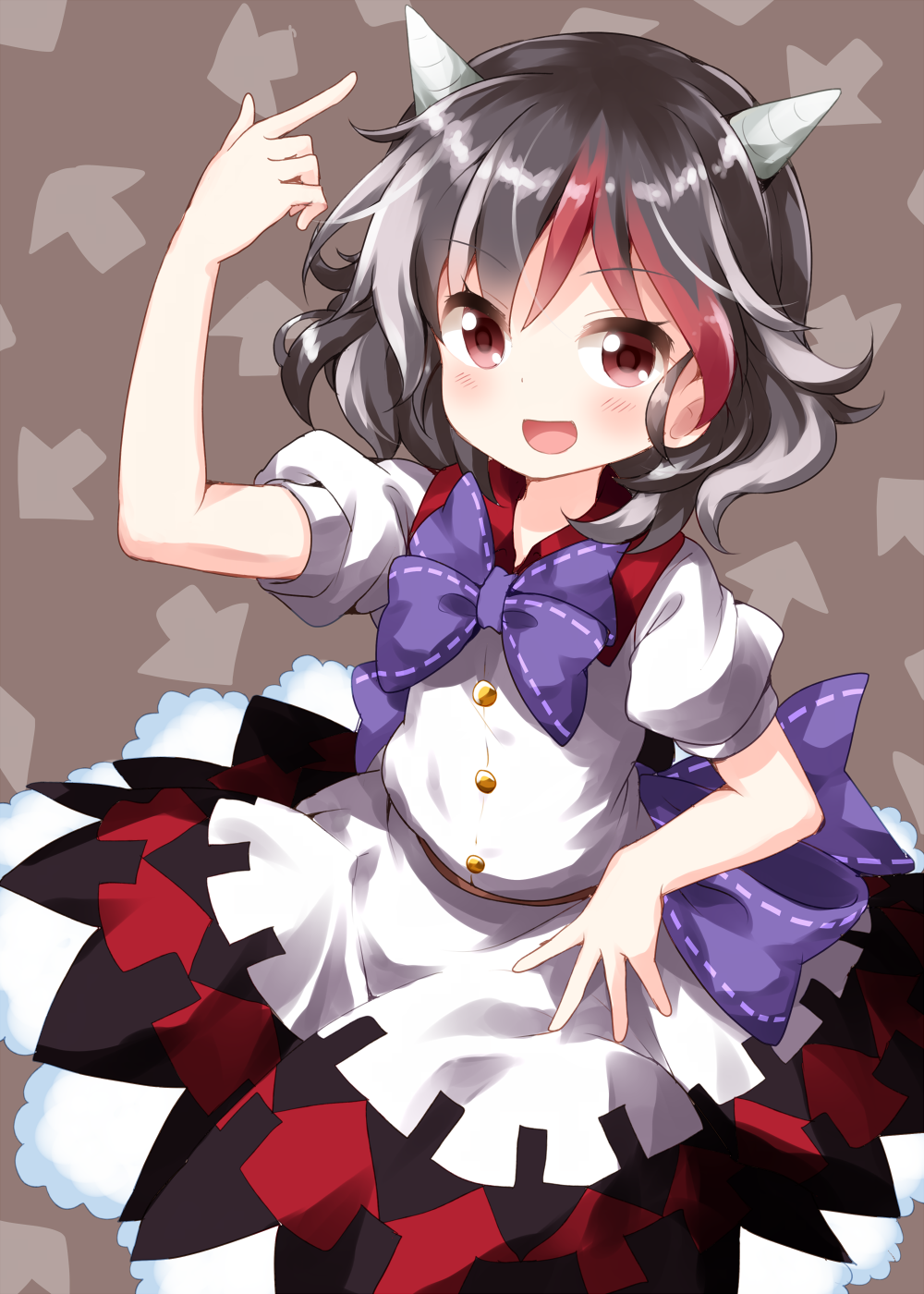 1girl :d black_hair bow directional_arrow eyebr grey_background hand_up highres horns index_finger_raised kijin_seija looking_at_viewer medium_hair multicolored_hair open_mouth puffy_short_sleeves puffy_sleeves purple_bow red_eyes redhead ruu_(tksymkw) shirt short_sleeves simple_background skirt smile solo streaked_hair touhou white_hair white_shirt