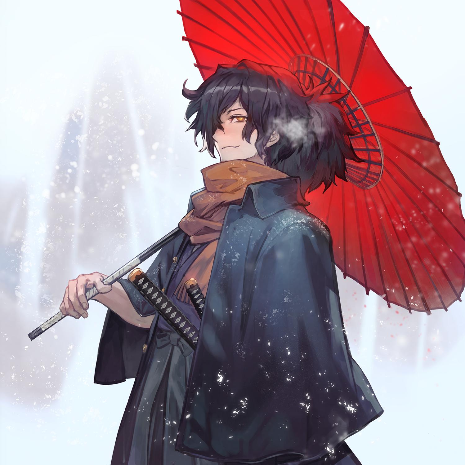1boy bangs black_hair black_kimono buttons commentary commentary_request fate/grand_order fate_(series) fog hair_over_one_eye hakama haori highres holding holding_umbrella japanese_clothes katana kimono lack light long_sleeves looking_at_viewer male_focus multiple_swords okada_izou_(fate) orange_scarf ponytail red_umbrella scarf sheath sheathed smile snow solo sword umbrella upper_body weapon yellow_eyes