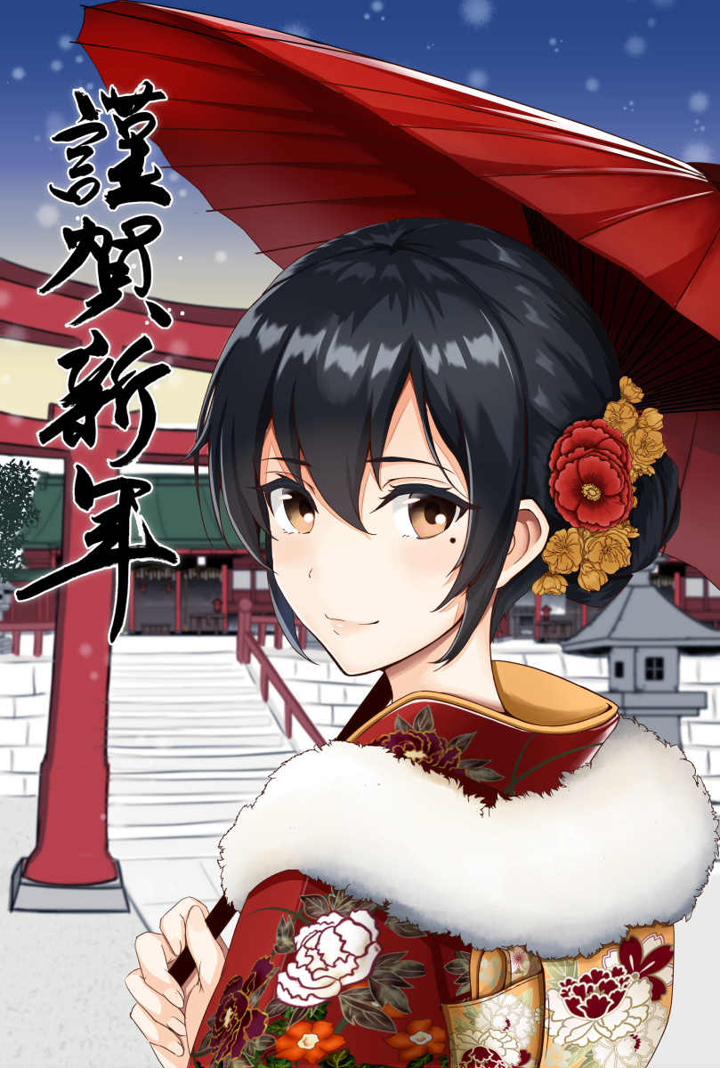 1girl black_hair brown_eyes eyebrows_visible_through_hair floral_print flower fur_trim furisode hair_between_eyes hair_bun hair_flower hair_ornament happy_new_year highres japanese_clothes kimono lips looking_at_viewer looking_back mole mole_under_eye nekkusu_(nex_06) nengajou new_year original parasol short_hair shrine smile snow solo torii translated umbrella upper_body