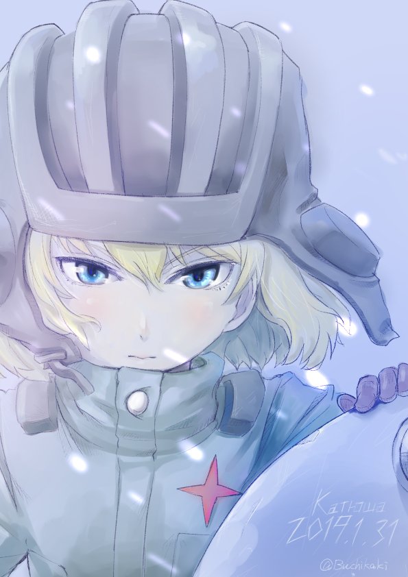 1girl bangs black_gloves black_hat blizzard blonde_hair blue_eyes buchikaki character_name closed_mouth commentary cyrillic dated frown girls_und_panzer gloves green_jumpsuit hat helmet katyusha long_sleeves looking_at_viewer military military_uniform pravda_military_uniform short_hair snow solo tank_helmet twitter_username uniform upper_body v-shaped_eyebrows wind