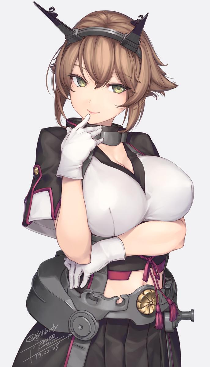 1girl 2019 arm_under_breasts artist_name black_jacket black_skirt breasts brown_hair chains cleavage closed_mouth collar dated finger_to_mouth flipped_hair gloves green_eyes hair_between_eyes hairband headgear highres jacket kantai_collection large_breasts looking_at_viewer metal_belt metal_collar midriff mutsu_(kantai_collection) pleated_skirt radio_antenna remodel_(kantai_collection) rokuwata_tomoe short_hair simple_background skirt smile solo twitter_username upper_body white_background white_gloves