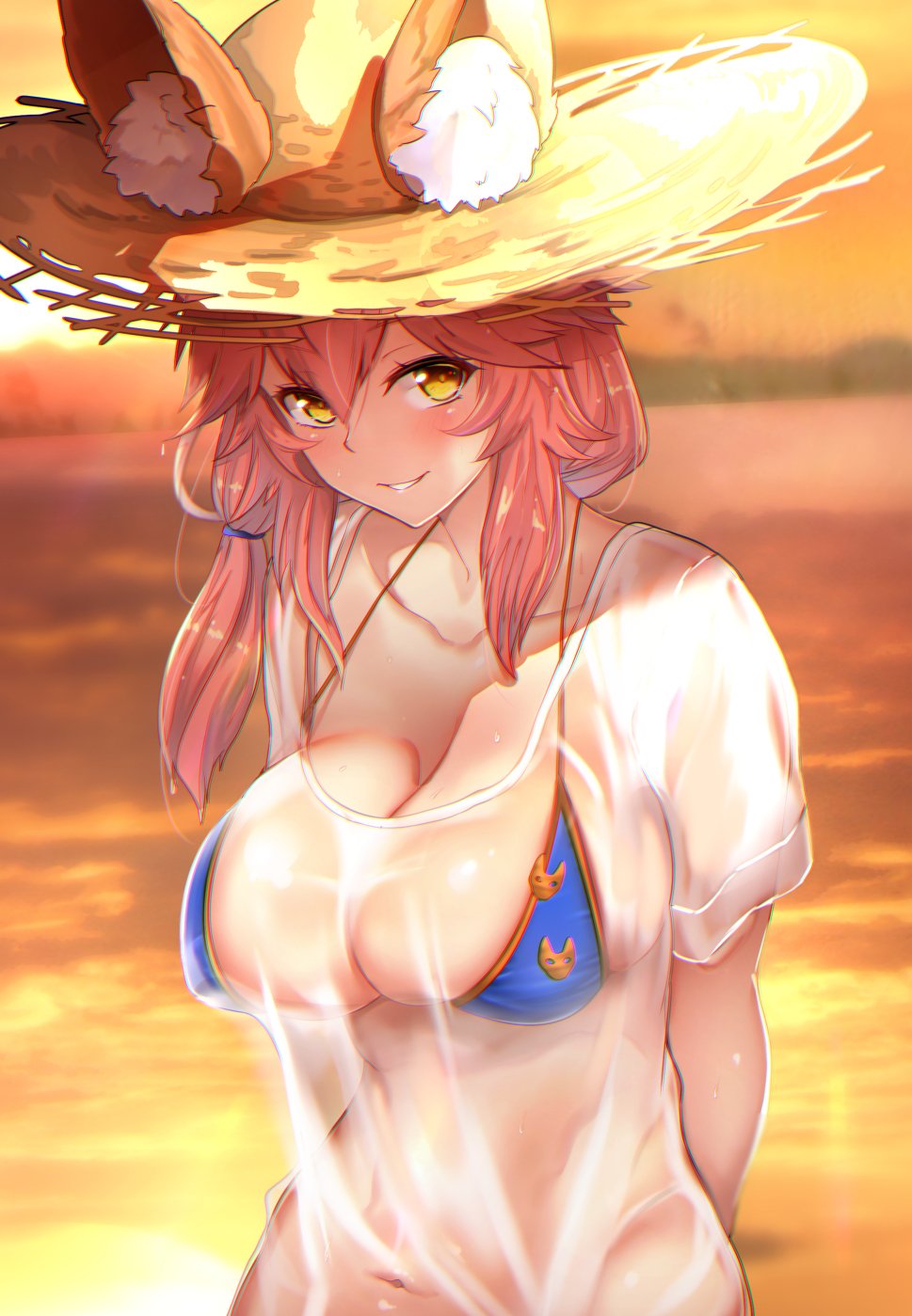 1girl animal_ears arms_behind_back bangs beach bikini bikini_under_clothes blue_bikini blush breasts cleavage collarbone ears_through_headwear fate/grand_order fate_(series) fox_ears fox_tail hat highres large_breasts long_hair looking_at_viewer navel orange_sky outdoors parted_lips pink_hair side-tie_bikini sidelocks skindentation sky smile solo straw_hat sun_hat sunset swimsuit tail tamamo_(fate)_(all) tamamo_no_mae_(fate) tamamo_no_mae_(swimsuit_lancer)_(fate) untsue wet wet_clothes yellow_eyes