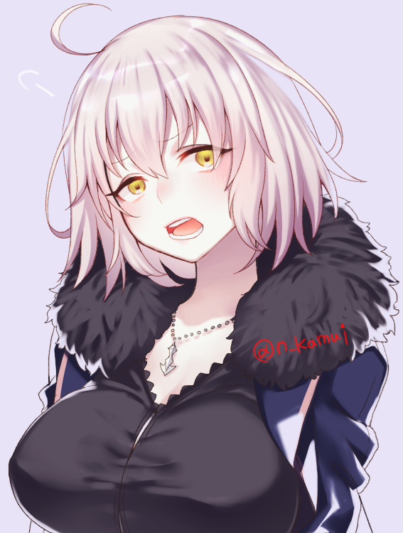 1girl ahoge bangs breasts cleavage eyebrows_visible_through_hair fate/grand_order fate_(series) fur_collar gradient gradient_background hair_between_eyes jeanne_d'arc_(alter)_(fate) jeanne_d'arc_(fate)_(all) jewelry large_breasts n_kamui necklace open_mouth short_hair silver_hair solo teeth twitter_username wicked_dragon_witch_ver._shinjuku_1999 yellow_eyes