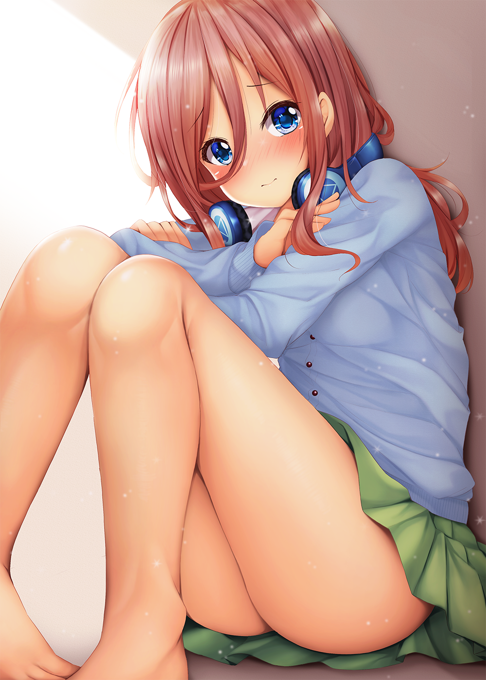1girl ass bangs bare_legs barefoot blue_cardigan blue_eyes blush brown_hair cardigan closed_mouth commentary_request crossed_arms eyebrows_visible_through_hair go-toubun_no_hanayome green_skirt hair_between_eyes headphones headphones_around_neck highres knees_up long_hair long_sleeves looking_at_viewer minato_(ojitan_gozaru) nakano_miku pleated_skirt sitting skirt sleeves_past_wrists solo thighs