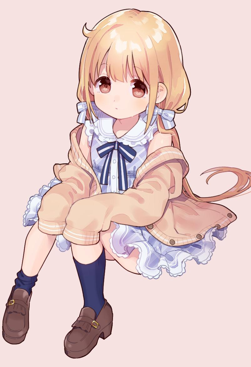1girl blue_bow blue_dress blue_legwear blue_neckwear blue_ribbon blush bow brown_eyes closed_mouth commentary dress full_body futaba_anzu hair_bow idolmaster idolmaster_cinderella_girls light_brown_hair loafers long_hair long_sleeves looking_at_viewer low_twintails on_floor pink_background ribbon shoes simple_background sitting sitting_on_floor sleeveless sleeves_past_fingers sleeves_past_wrists socks solo symbol_commentary thighs twintails uso_(ameuzaki) very_long_hair