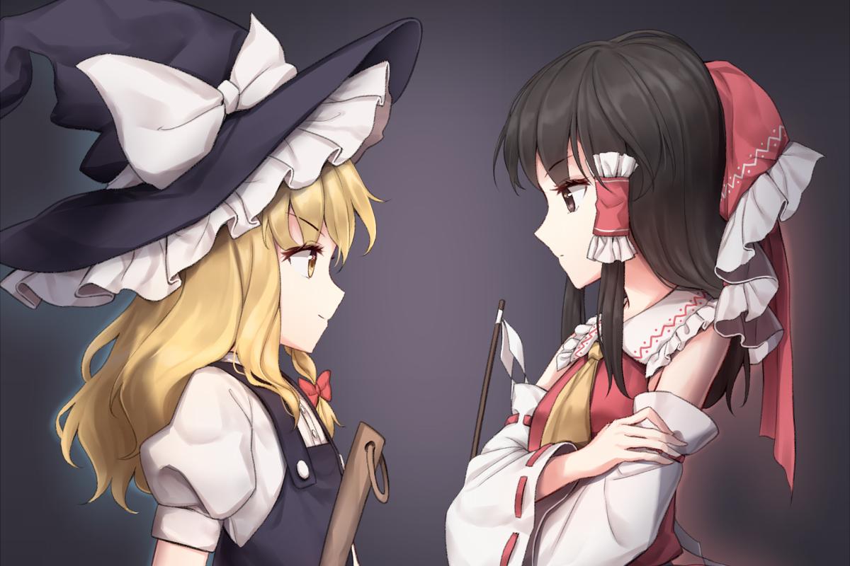 2girls ascot bangs bare_shoulders black_hair black_headwear black_vest blonde_hair bow braid broom brown_eyes crossed_arms detached_sleeves eyebrows_visible_through_hair frilled_bow frilled_shirt_collar frills from_side gohei gradient gradient_background grey_background hair_bow hair_tubes hakurei_reimu hat hat_bow kirisame_marisa long_sleeves looking_at_another minust multiple_girls profile red_bow ribbon-trimmed_sleeves ribbon_trim shirt sidelocks single_braid smile touhou upper_body vest white_bow white_shirt wide_sleeves yellow_eyes yellow_neckwear